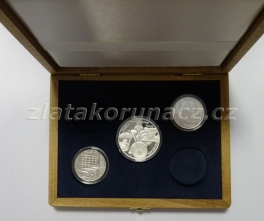 https://www.zlatakorunacz.cz/eshop/products_pictures/drevena-etue-na-200kc-a-500kc-ag-jubilejni-mince-cr-4-1-1662547712-b.jpg