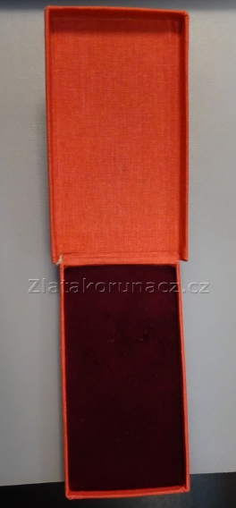 https://www.zlatakorunacz.cz/eshop/products_pictures/etue-na-vyznamenani-cervena-semis-1701356233-b.jpg