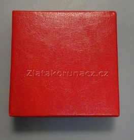 https://www.zlatakorunacz.cz/eshop/products_pictures/krabicka-na-medaili-cervena-60-mm-1-1703162618.jpg