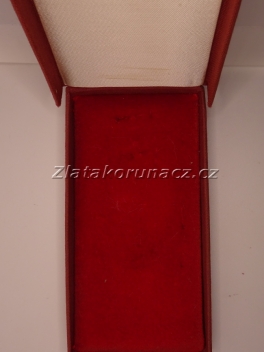 https://www.zlatakorunacz.cz/eshop/products_pictures/krabicka-na-vyznamenani-bordo-1696495545-b.jpg