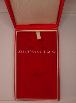 https://www.zlatakorunacz.cz/eshop/products_pictures/krabicka-na-vyznamenani-cervena-1-1696502880-b.jpg