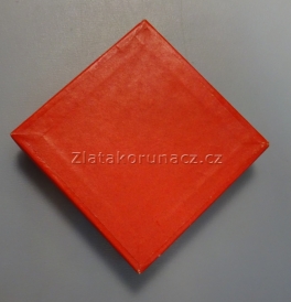 https://www.zlatakorunacz.cz/eshop/products_pictures/krabicka-na-vyznamenani-cervena-ii-1703163582.jpg