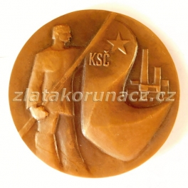 https://www.zlatakorunacz.cz/eshop/products_pictures/ksc-40-let-stavky-karlohutaku-1931-1971-1642247991.jpg