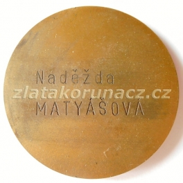 https://www.zlatakorunacz.cz/eshop/products_pictures/zos-krnov-30-let-vernosti-zavodu-nadezda-matyasova-1642249248-b.jpg