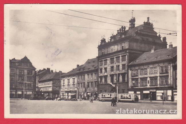 Plzeň - Radnice (auta, tramvaj, lidé)